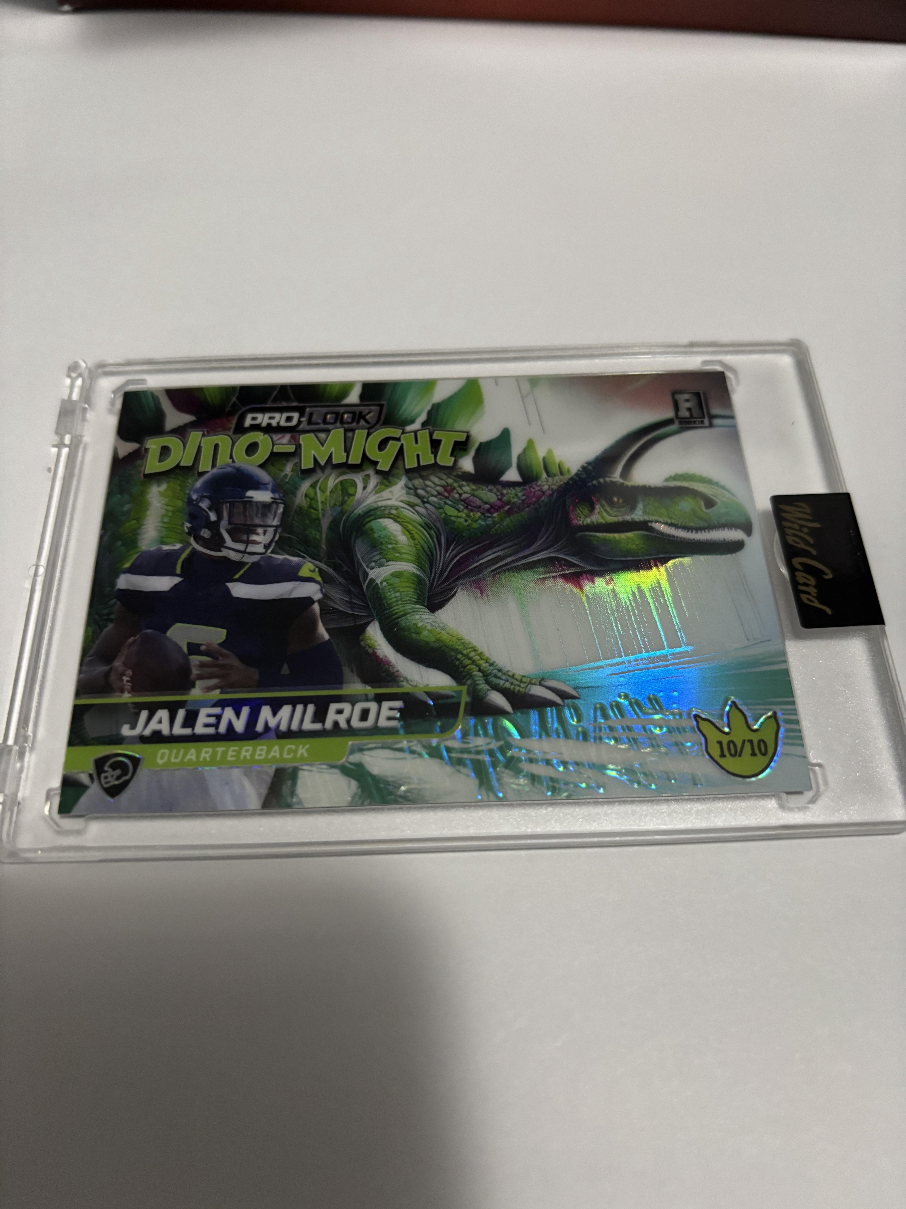2025 Wild Card Alumination Dino-Might Jalen Milroe Green Foil /10 SP Stegosaurus