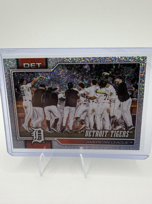 2026 Topps #262 Detroit Tigers Topps Foil Pattern